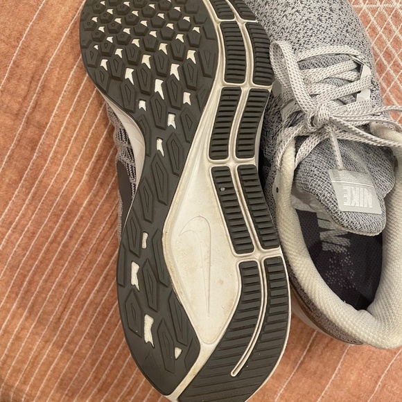 Women’s Nike Tennis Shoes Size 7 - Picture 6 of 12